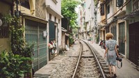 Sama ikoniknya dengan Stasiun kereta Mekong di Thailand, bedanya kasawan Old Quarter di apit dengan kafe-kafe instagrammable. Hasilnya, kawasan ini jadi incaran foto turis dunia. (CNN/Getty Images)