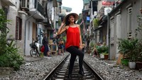 Sebenarnya kehadiran kafe-kafe di kawasan lintas rel kereta disebut ilegal. Karena kejadian ini, pihak berwenang akan menutup semua kafe di pinggir rel kereta pada Sabtu (12/10/2019). (CNN/Getty Images)