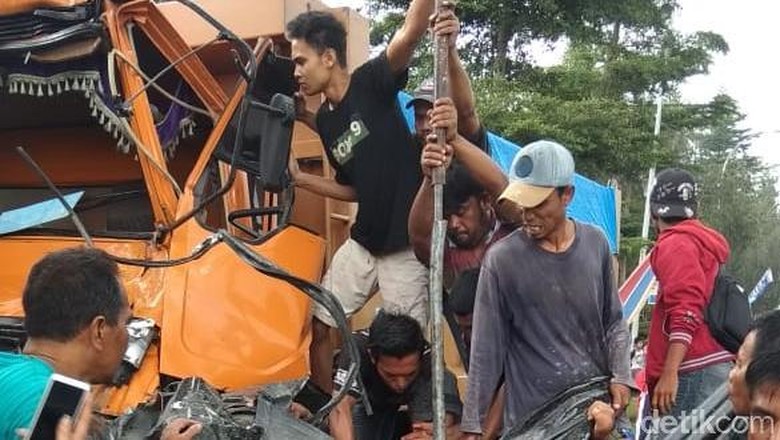 Sopir Korban Kecelakaan Beruntun di Sumut Berhasil Dievakuasi Sopir Korban Kecelakaan Beruntun di Sumut Berhasil Dievakuasi