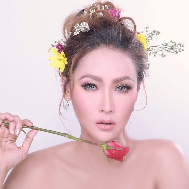 Mengaku tidak melakukan operasi plastik, Inul Daratista memilih melakukan perawatan kecantikan non bedah. Jenis perawatan yang dipilih Inul berbagai macam, mulai dari tanam benang, botox, hingga setrika wajah. Tindakan untuk mempercantik wajah pun kerap disesuaikan dengan kebutuhan. Sebenarnya perawatan yang aku lakukan tergantung keadaan. Kalau pipi lagi chubby, aku perawatan pakai fat breaker atau tanam benang supaya kencang. Kalau ada acara penting aku biasanya setrika wajah biar pas hari H penampilanku oke, tutur Inul. Foto: instagram @inulbeauty