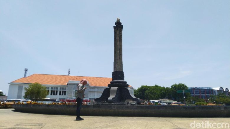 Potret Fenomena Hari Tanpa Bayangan di Semarang Matahari berada tegak lurus di atas Kota Semarang siang ini. Fenomena kulminasi utama atau hari tanpa bayangan terjadi, seperti apa?