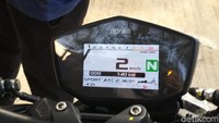 Teknologi lain yang disematkan pada Shiver 900 adalah ride by wire dengan 3 mapping mesin. Jadi motor ini memiliki mode berkendara sport, rain, dan touring. detikcom yang menjajal motor ini di pelataran parkir PIM 2 pun hanya berani mengaktifkan mode berkendara rain. Foto: Luthfi Anshori