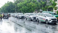 Kondisi jalanan Bandung yang disebut ADB (Asian Development Bank) sebagai kota termacet di Indonesia pada hari Kamis kemarin pada siang hari cukup anteng, namun makin sore seiring jam pulang kantor jalanan mulai macet. Di sinilah mobil Sigra tipe otomatis dan manual yang dikendarai wartawan pun diuji ketangguhannya, detikcom sendiri di hari pertama mendapatkan mobil Daihatsu Sigra bertransmisi manual. Bagian kursinya cukup empuk dengan busa yang cukup tebal. Ada sandaran kursi juga biar bisa mengistirahatkan tangan kiri saat macet. Dok. Daihatsu.