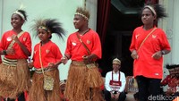 Jokowi terlihat sangat terhibur.