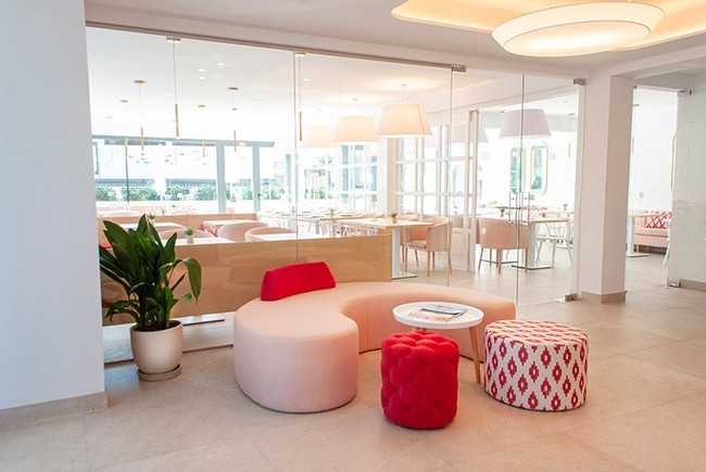 Fasilitas lainnya yang ditawarkan di hotel ini adala kolam renang luas, gym, pusat kesehatan, teras atap, perpustakaan, bar dan restoran. Foto: Dok. Som Dona