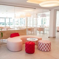 Fasilitas lainnya yang ditawarkan di hotel ini adala kolam renang luas, gym, pusat kesehatan, teras atap, perpustakaan, bar dan restoran. Foto: Dok. Som Dona