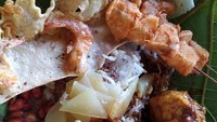 Siapa mau? Sego tahu dari Lasem yang ditambah rempeyek udang yang gurih plus sate ayam srepeh yang pedas manis. Foto : Instagram @adisur80