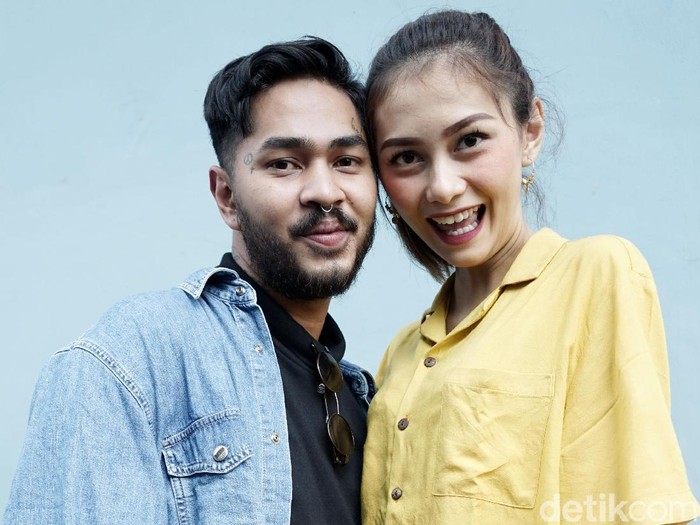 Onadio dan Beby Prisillia Onadio dan Beby Prisillia saat ditemui di studio Trans TV.
