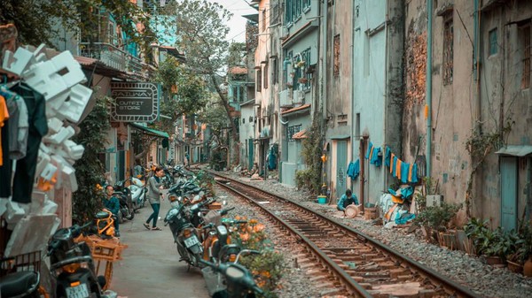Old Quarter di Hanoi menjadi salah satu kawasan wisata andalan Vietnam. Yang paling ikonik adalah kawasan kafe di pinggir rel kereta api. (CNN/Getty Images)