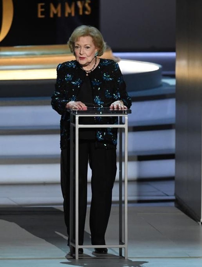 Aku tidak pernah menyesalinya (tak punya anak). Aku selalu bersikap kompulsif terhadap berbagai hal. Aku tahu kalau seandainya aku pernah hamil, tentu saja, fokusku cuma ke situ, tutur Betty White. Foto: Getty Images