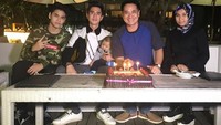 Bahkan ia juga memberikan surprise ulang tahun dengan kue cokelat yang super mewah untuk keluarganya. Foto: Instagram @athallanaufal7