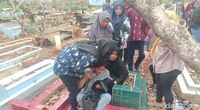 Ibunda Korban Demo Rusuh Histeris Usai Pemakaman: Anak Saya Disik