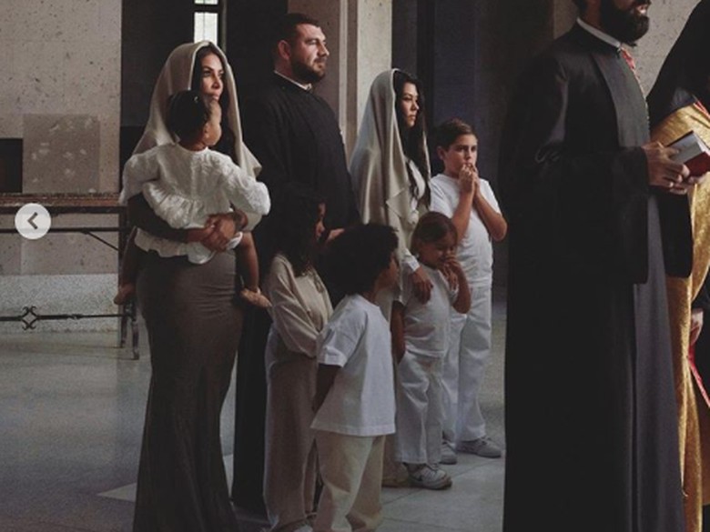 Kim Kardashian dibaptis di Armenia. Foto: Dok. Instagram/kimkardashian Kim Kardashian dibaptis di Armenia. Foto: Dok. Instagram/kimkardashian