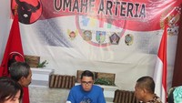 Pria berusia 44 tahun ini dikenal sebagai anggota DPR yang senang berdiskusi. Di rummahnya, Arteria juga sering mengadakan rapat. Kali ini suguhannya adalah kacang tanah rebus dan secangkir kopi.  Foto: instagram @arteriadahlan