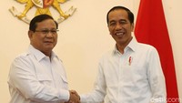 Presiden Joko Widodo (Jokowi) menerima kedatangan Ketua Umum (ketum) Partai Gerindra Prabowo Subianto di Istana Merdeka, Jakarta, Jumat (11/10/2019).