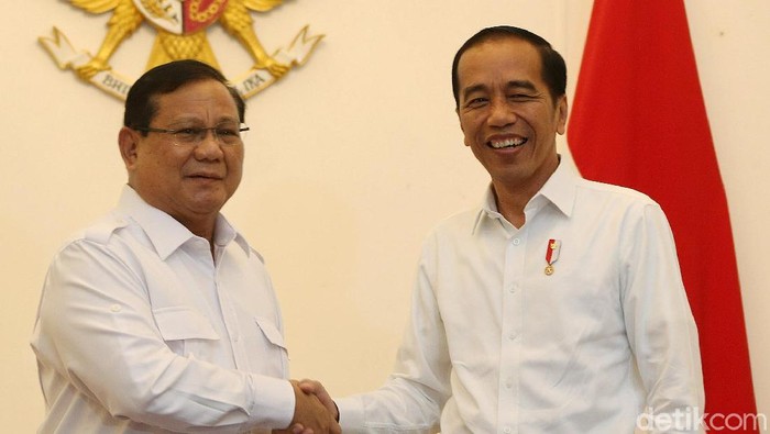 Presiden Joko Widodo bertemu dengan Ketum Gerindra Prabowo Subianto di Istana Merdeka, Jakarta. Ada berbagai hal yang dibahas keduanya dalam pertemuan tersebut.