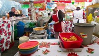 Makanan kaki lima enak juga bisa dicicip di Mexico City. Petualang kuliner bisa mencicip tlacoyos, tacos de canasta, sampai tacos al pastor. Foto: iStock