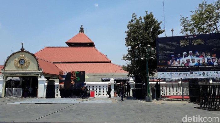 Kegiatan Muslim United tetap berlangsung di Masjid Gedhe Kauman Yogyakarta meski belum kantongi izin. Seperti apa penampakannya? Berikut fotonya.
