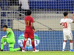 UEA akhirnya memecah kebuntuan pada menit ke-41. Umpan Ali Saleh dari sisi kiri yang mengarah ke gawang salah diantisipasi oleh Wawan. Ia mencoba menghalau bola, tapi Khalil Ibrahim sudah menunggu di depan gawang. Khalil Ibrahim akhirnya mencocor bola untuk menjebol gawang Indonesia. Dok. AFP/KARIM SAHIB.