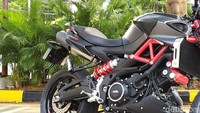 Desain tangki yang menyempit di bagian belakang juga cukup membuat tester percaya diri duduk di motor ini. Jadi, meski tangkinya lumayan besar dengan kapasitas 15 liter, paha pengendara tetap bisa memeluk tangki dengan nyaman. Foto: Luthfi Anshori