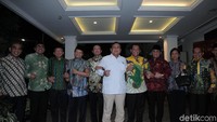 Prabowo dan pimpinan MPR saling berangkulan.