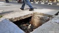 Lubang tersebut sangat membahayakan keselamatan para pejalan kaki.