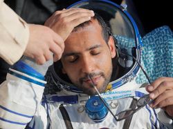 Momen Kembalinya Astronot Arab Usai Lihat Bumi Bulat