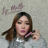 Lipstik Inul Mempromosikan lipstik matte metalik dari Inul Beauty, Inul Daratista berpose selfie ke kamera. “Beli murah cuma 89 ribu, bibir langsung jadi artis,” tulisnya di keterangan foto yang diunggah ke Instagram.    Foto: Instagram