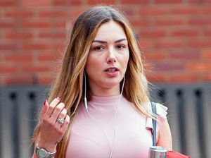 Buas! Model Cantik Ini Ditahan Karena Gigit Kaki Orang di Kereta