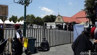 Pantauan detikcom, Jumat (11/10/2019) siang ini tampak acara tersebut dimulai dengan menghadirkan beberapa pembicara yang berceramah. Sedangkan di pelataran Masjid tersebut terdapat pagar besi berbentuk persegi yang mengelilingi pelataran tersebut. Di dalam pagar itu terdapat sebuah layar besar yang menayangkan jalannya ceramah dari dalam Masjid.