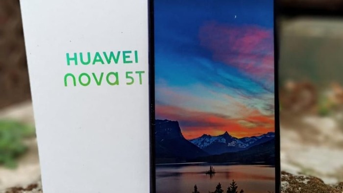 Review Huawei Nova 5T. Foto: Aisyah/detikcom Review Huawei Nova 5T. Foto: Aisyah/detikcom