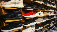 Ini penampakan sejumlah sepatu impor KW buatan Vietnam yang dijual di kawasan Taman Puring, Jakarta.