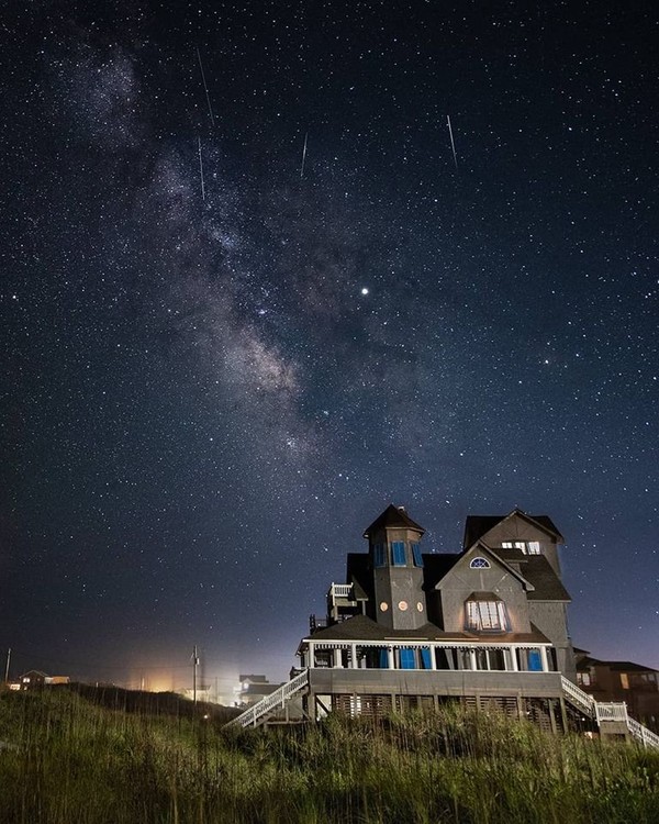 Saat malam, siap-siap menikmati stargazing. Asal tahu saja, Outer Banks menjadi salah satu lokasi terbaik melihat gugusan bintang di AS (Facebook/Visit The Outer Banks) Saat malam, siap-siap menikmati stargazing. Asal tahu saja, Outer Banks menjadi salah satu lokasi terbaik melihat gugusan bintang di AS (Facebook/Visit The Outer Banks)