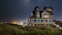 Saat malam, siap-siap menikmati stargazing. Asal tahu saja, Outer Banks menjadi salah satu lokasi terbaik melihat gugusan bintang di AS (Facebook/Visit The Outer Banks)