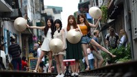 Namun kini Pemerintah Kota Hanoi berencana untuk menutup kafe-kafe di train street. Alasannya karena kebanyakan turis. (CNN/Getty Images)