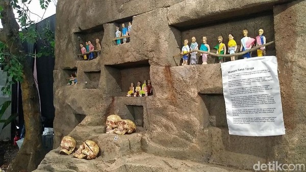 Orang Toraja percaya, kalau roh kerabat yang telah meninggal akan kembali ke puya atau dunia arwah. Untuk mengantar kerabat yang telah tiada, keluarga yang masih hidup harus mengadakan upacara pemakaman Rambu Solo (Randy/detikcom) Orang Toraja percaya, kalau roh kerabat yang telah meninggal akan kembali ke puya atau dunia arwah. Untuk mengantar kerabat yang telah tiada, keluarga yang masih hidup harus mengadakan upacara pemakaman Rambu Solo (Randy/detikcom)