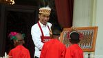 Ketika Jokowi Pakai Topi Rumbai