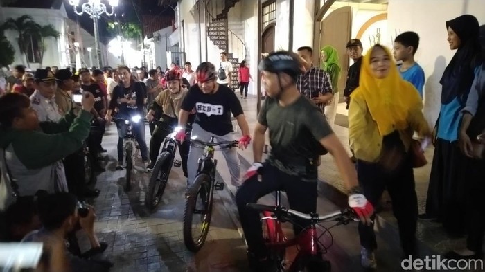 Jelang car free night, ini tips buat kamu yang ingin olahraga malam. (Foto ilustrasi: Angling Adhitya Purbaya/detikcom) Jelang car free night, ini tips buat kamu yang ingin olahraga malam. (Foto ilustrasi: Angling Adhitya Purbaya/detikcom)