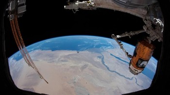 Foto kawasan Afrika Utara yang dijepretnya, dan tampak lengkungan Bumi yang bulat. Foto: Hazza Al Mansouri