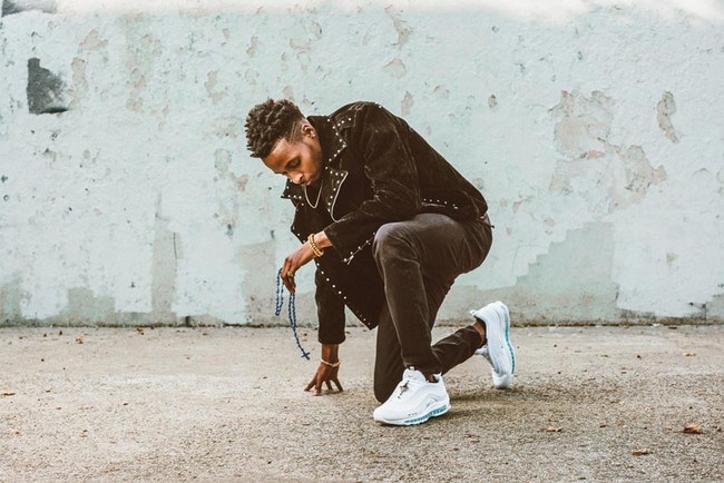 Terlepas dari konsepnya yang unik ini, sneakers tersebut memicu kemarahan netizen. Banyak yang menganggapnya sebagai bentuk pelecehan agama. Merendahkan dan kurang ajar, tulis salah satu netizen. Kendati menuai kontroversi, sneakers seharga seharga US$ 3.000 atau  Rp 42 juta itu dikabarkan ludes terjual dalam hitungan menit saja. (Foto: Dok. MSCHF)