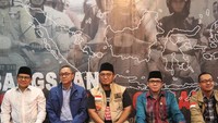 Duduk lesehan bersama beberapa politisi lain, Arteria hadir sebagai tamu di acara syukuran. Di depannya ada aneka buah segar dan minuman. Foto: instagram @arteriadahlan