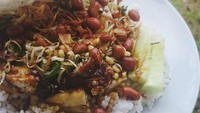 Bahan utamanya tahu goreng setengah kering. Ditaruh di atas nasi hangat ditambah tauge, seledri dan disiram saus kacang yang kental pedas. Foto : Instagram @puratragaleswara