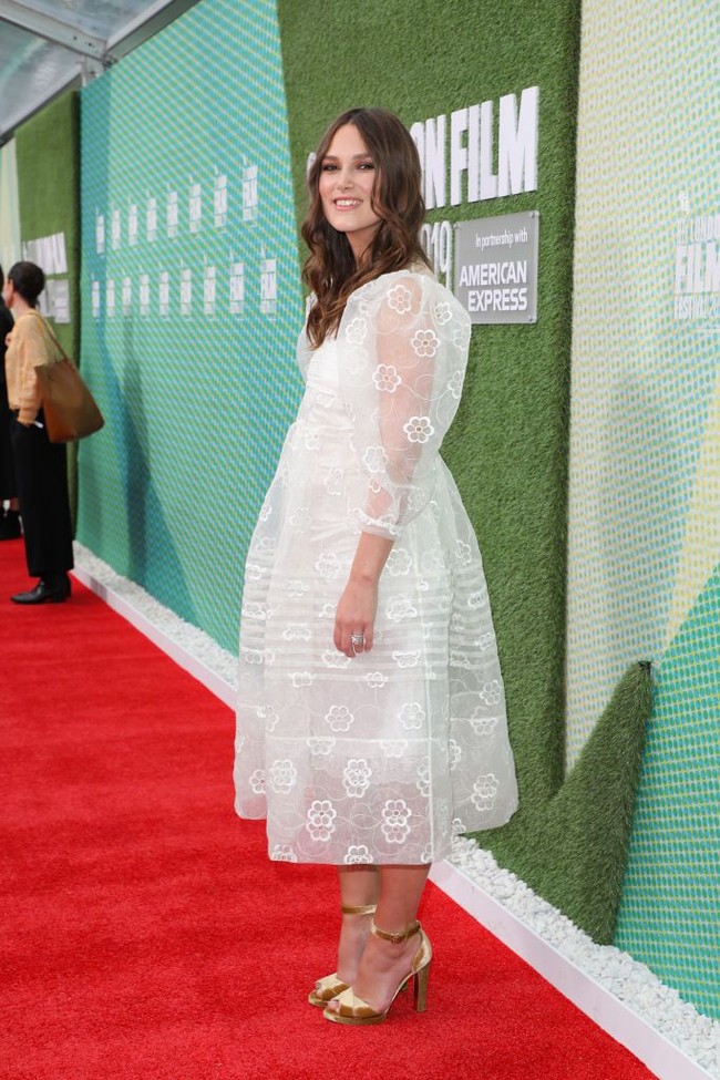 Sebagai penyempurna gaya, Keira memadukan gaun tersebut heels berwarna emas. (Foto: Getty Images)