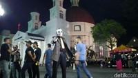 Seorang seniman menghias diri seperti Joker beraksi di Car Free Night Semarang.