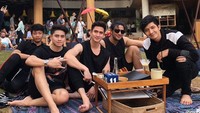 Saat liburan, Athalla juga tak mau ketinggalan untuk mampir ke kafe berkonsep lesehan ini. Nampak sang kakak, Verell Bramasta juga terlihat dalam momennya ini. Foto: Instagram @athallanaufal7