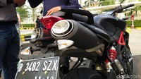 Meski pakai mode berkendara yang tidak terlalu galak, performa yang dikeluarkan sudah cukup bahkan berlebih untuk sebuah lintasan tes yang sangat pendek. Motor dengan gampang ngacir, kendati throttle gas hanya dicolek sedikit. Foto: Luthfi Anshori
