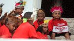 Bercengkrama dengan Anak-anak Papua, Jokowi Semringah Banget