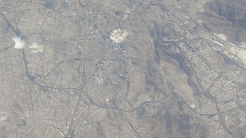 Ini adalah pemandangan Kota Makkah dari atas langit. Foto: Hazza Al Mansouri