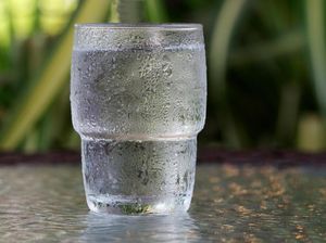 Apakah Minum Air Dingin usai Bangun Tidur Berbahaya?