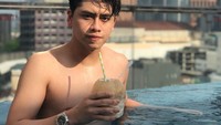 Dari foto ini nampaknya, Athalla sedang berenang di rooftop. Tak lupa ia berpose sambil memegang minuman kelapa dari tempurungnya langsung. Foto: Instagram @athallanaufal7